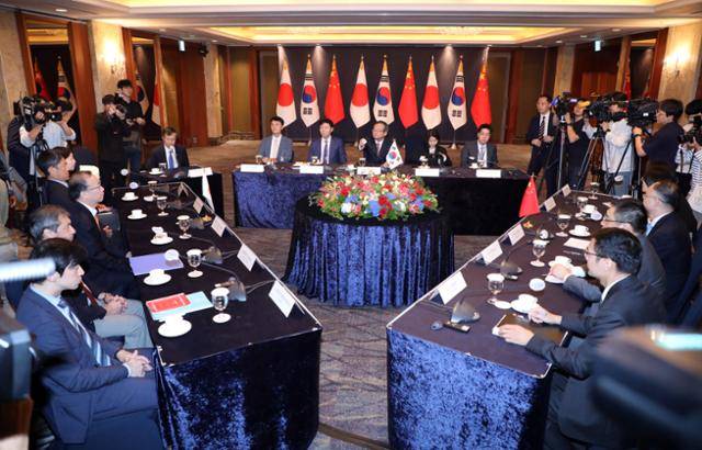 정병원(가운데) 외교부 차관보가 26일 서울 롯데호텔에서 후나코시 다케히로 일본 외무성 외무심의관(왼쪽), 눙룽 중국 외교부 부장조리와 함께 3국 고위급회의(SOM)를 열고 있다. 연합뉴스