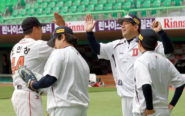 2012년 두산 코치 시절의 이토 쓰토무. IS 포토