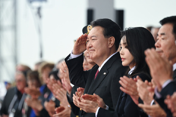 윤석열 대통령이 26일 경기도 성남 서울공항에서 열린 건군 제75주년 국군의 날 기념식에서 분열을 지켜보며 거수경례하고 있다 [사진=대통령실 제공]