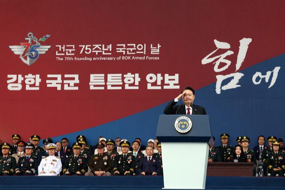 윤석열 대통령이 26일 경기도 성남 서울공항에서 열린 건군 제75주년 국군의 날 기념식에서 거수경례하고 있다. [사진=대통령실 제공]