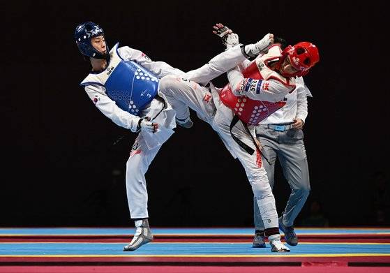 남자 태권도 58㎏급 결승전에서 장준이 이란 선수의 얼굴을 가격하고 있다. 장준은 라운드 점수 2-0으로 금메달을 목에 걸었다. 장진영 기자