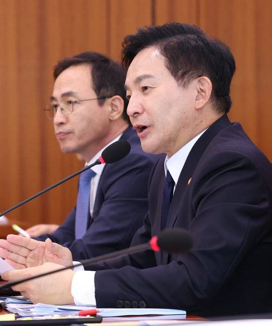 원희룡 국토교통부 장관이 7일 서울 여의도 국회에서 열린 국토교통위원회 전체회의에서 의원들의 질의에 답변하고 있다. 뉴스1