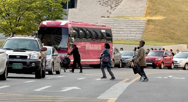 노인들이 서울 숭례문 시장 앞 도로를 무단횡단하고 있다. 중앙일보