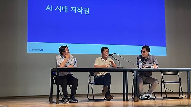디지털 비즈니스 전문 미디어 ‘더코어’와 개방, 공유의 인터넷을 지향하는 시민단체 ‘오픈넷’은 지난 21일 서울 용산구 동자아트홀에서 ‘AI 시대 뉴스 저작권 이슈와 대응 전략’ 세미나를 개최했다. 사진은 이날 발표자 (왼쪽부터) 이성규 미디어스피어 대표, 박경신 고려대 법학전문대학원 교수, 강정수 더코어 비즈니스 에디터가 토론 중인 모습.