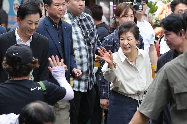 ▲전통시장 찾은 박근혜 전 대통령 사진: 연합뉴스 