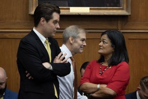 공화당 강경파인 매트 게츠 하원 의원과 민주당 진보파인 프라밀라 자야팔 의원. 사진=EPA