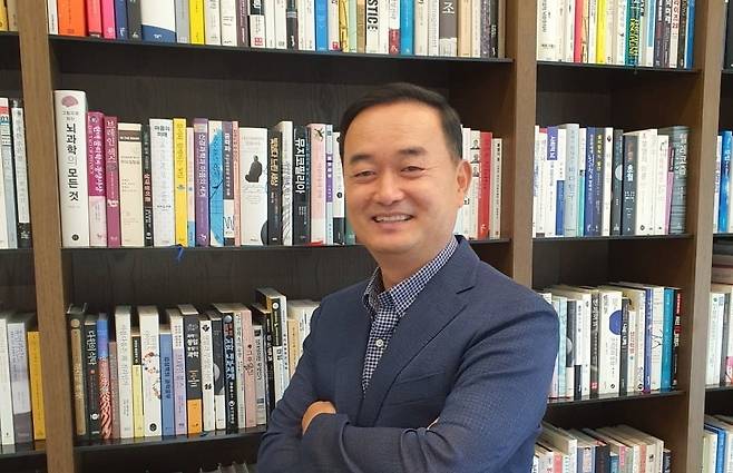 조종암 엑셈 회장이 한국경제신문과 인터뷰 전 웃고 있다. 윤현주 기자