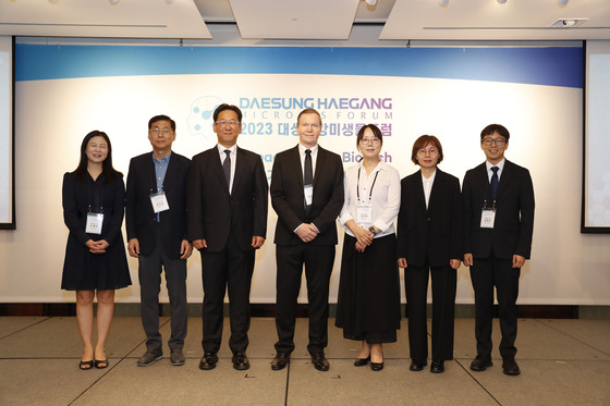 Bernhard Palsson, fourth from left, professor of bioengineering at the University of California, San Diego, poses for a photo with other plenary presenters and Cho Byung-kwan, third from left, the endowed chair professor of life sciences at KAIST, during the 2023 Daesung Haegang Microbes Forum held in central Seoul on Tuesday. [DAESUNG GROUP]