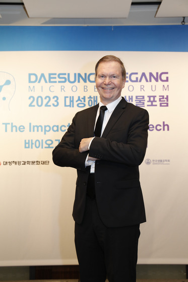 Bernhard Palsson, professor of bioengineering at the University of California, San Diego, poses for a photo before the 2023 Daesung Haegang Microbes Forum held in central Seoul on Tuesday. [DAESUNG GROUP]