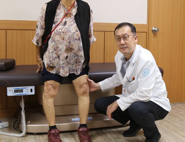 세란병원 인공관절센터 양익환 정형외과 전문의가 O자형으로 다리가 휜 70대 여성의 무릎 관절 상태를 살펴보고 있다.