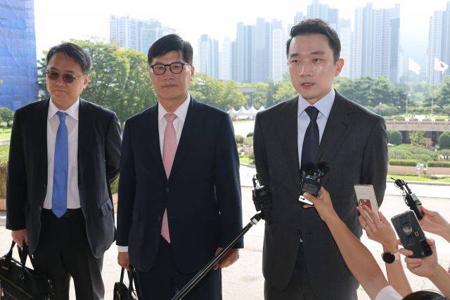 법률서비스 '로톡'을 운영하는 로앤컴퍼니의 엄보운 이사(오른쪽)가 지난 6일 정부과천청사 법무부에서 열리는 '로톡' 가입 변호사 징계 관련 법무부 변호사징계위의 2차 심의에 출석하기에 앞서 입장을 밝히고 있다. 연합뉴스