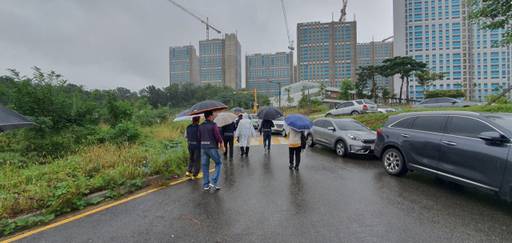 26일 인천 서구 LH(한국토지주택공사) 검단사업단 앞에서 전국민주노동조합총연맹(민주노총) 전국건설노동조합 경인건설지부 관계자들이 기자회견에 앞서 현장을 살펴보고 있다. 지우현기자