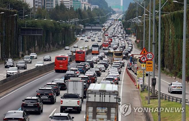 지난해 추석 귀성하는 차량으로 정체된 도로 [사진 = 연합뉴스]