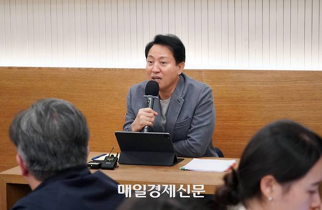 오세훈 서울시장이 지난 20일(현지시간) 미국 뉴욕 출장 중 동행기자단과 간담회를 진행하고 있다.