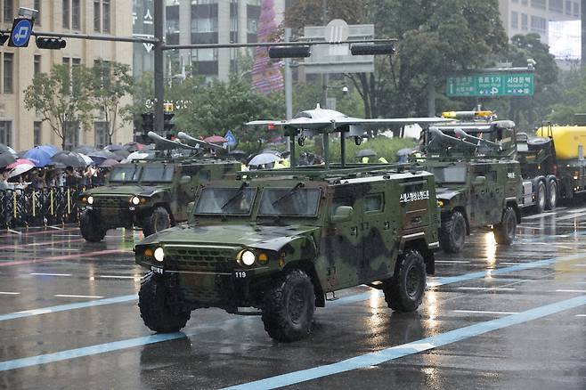 북한 무인기 도발에 대응하기 위해 개발된 스텔스 형상 소형드론이 시가행진에서 일반에 공개됐다.  김호영 기자