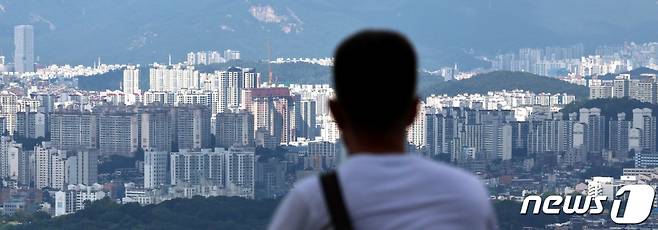 (서울=뉴스1) 구윤성 기자 = 지난해 22% 하락했던 서울 아파트 실거래가격이 올들어 7월까지 11% 올라 하락폭의 절반을 회복한 것으로 나타났다.   18일 한국부동산원에 따르면 7월 서울 아파트 실거래가지수는 전달 대비 1.11% 상승해 올 1월(1.1%) 반등한 이후 7개월 연속 올랐다. 이로써 지난해 12월 대비 누적 상승률은 11.17%였다. 다만 최근 시장에 매물이 쌓이고 거래량은 주춤한 모습이라 불안한 상승 흐름이 이어지고 있다는 분석이 나온다.  사진은 이날 서울 남산에서 내려다 본 시내 아파트의 모습. 2023.9.18/뉴스1  Copyright (C) 뉴스1. All rights reserved. 무단 전재 및 재배포 금지.