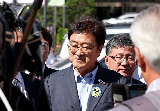더불어민주당 원내대표 경선 출마를 선했던 우원식 의원이 경선 당일인 26일 불출마를 선언했다. 사진은 우원식 더불어민주당 의원이 진안 22일 오전 서울 중랑구 녹색병원을 찾아 이재명 대표와 면담을 마친 뒤 취재진 질문에 답변하고 있는 모습. /사진=뉴스1