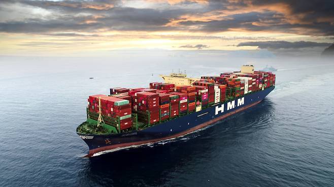 글로벌 해운운임이 급락했다. 사진은 HMM의 컨테이너선. /사진=HMM