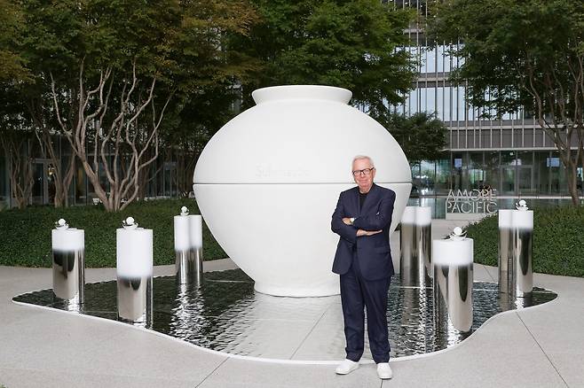 서울 용산구 아모레퍼시픽 세계본사를 설계한 건축가 데이비드 치퍼필드가 아모레퍼시픽 세계본사 앞에 있는 백자 달항아리 조형물 앞에서 포즈를 취하고 있다. [아모레퍼시픽 제공]