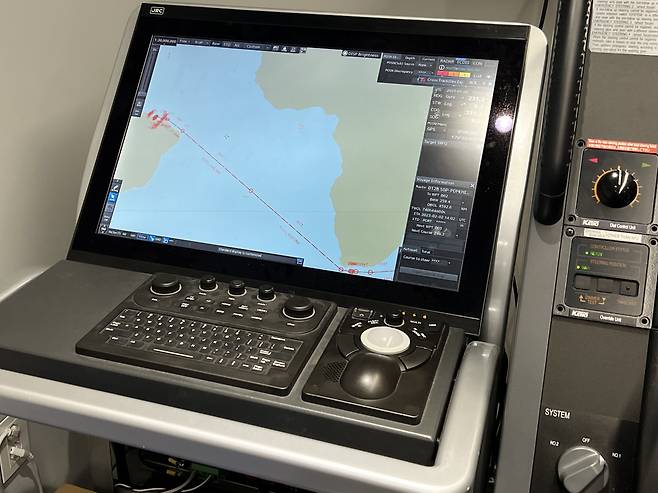 아비커스의 자율운항시스템 ‘하이나스 컨트롤(HiNAS Control)’이 적용돼 현재 운항 중인 한 대형선의 항로가 모니터에 그려져 있는 모습. [김은희 기자]