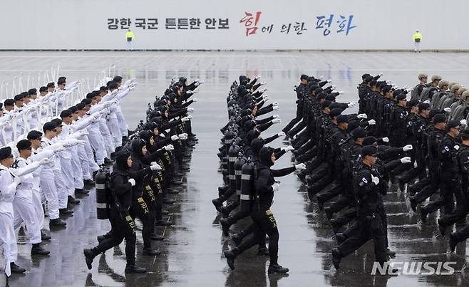 [성남=뉴시스] 사진공동취재단 = 26일 오전 경기도 성남시 서울공항에서 열린 제75주년 국군의 날 기념식에서 도보부대 장병들이 분열을 하고 있다. 2023.09.26. photo@newsis.com