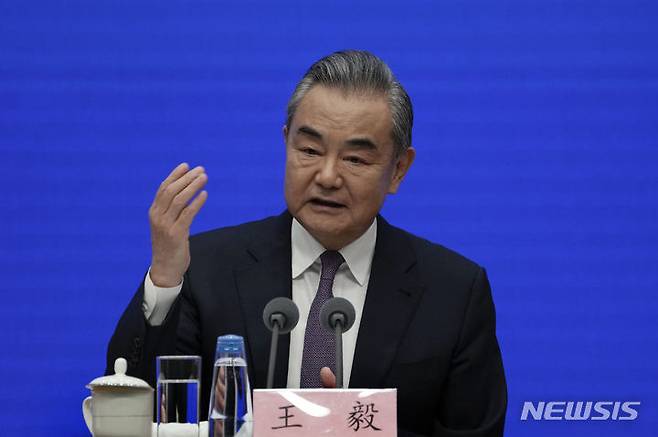 [베이징=AP/뉴시스] 왕이 중국공산당 중앙정치국 위원 겸 외교부장,이 26일 베이징 국무원 신문판공실에서  ‘인류운명공동체 구축: 중국의 구상과 행동 백서’ 관련 기자회견에서 발언하고 있다. 2023.09.26.