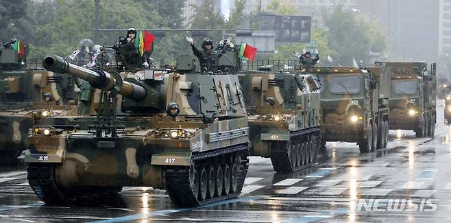 [서울=뉴시스] 사진공동취재단 = 건군 75주년 국군의 날 기념행사가 26일 오후 서울 광화문 거리 일대에서 진행되는 가운데 기계화부대 군장병들이 시가행진을 벌이고 있다. 2023.09.26. photo@newsis.com