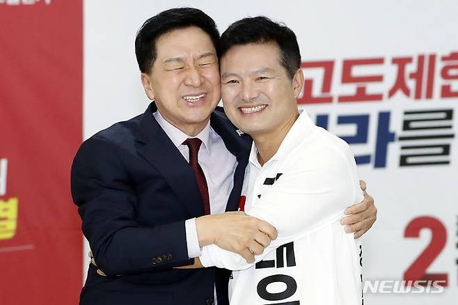 [서울=뉴시스] 최동준 기자 = 26일 서울 강서구 김태우 후보캠프에서 열린 국민의힘 강서구 보궐선거 선대위 위촉식 및 대책회의에서 김기현 대표가 김 후보와 포옹하고 있다. 2023.09.26. photocdj@newsis.com