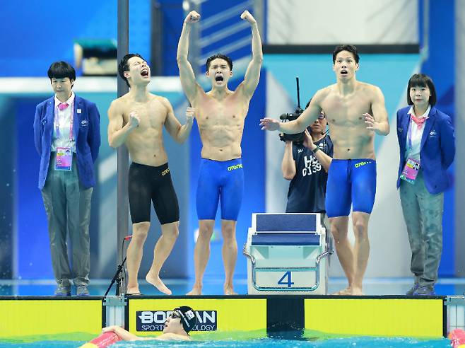 황선우, 김우민, 이호준, 양재훈이 25일 중국 항저우 올림픽 스포츠센터 수영장에서 열린 2022 항저우 아시안게임 수영 이틀째, 남자 800m 계영 결승에서 금메달을 획득한 뒤 기뻐하고 있다. 연합뉴스