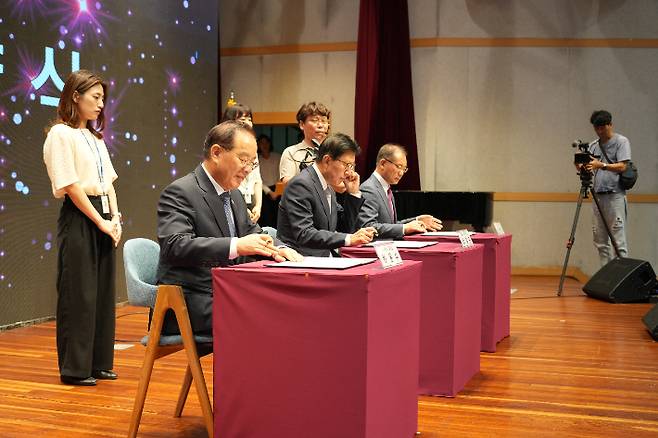 왼쪽부터 하윤수 부산시교육감, 박형준 부산시장, 조병길 사상구청장. 부산시교육청 제공