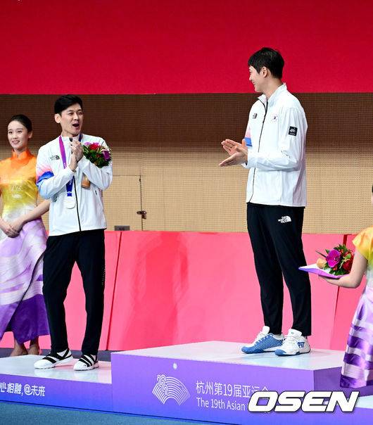 [OSEN=항저우(중국), 최규한 기자] 25일 오후 중국 항저우 전자대학 체육관에서 열린 ‘제19회 항저우 아시안게임’ 남자 사브르 결승 한국 구본길과 오상욱의 경기, 오상욱이 15-7로 구본길을 누르고 금메달을 거머쥐었다.금메달 오상욱을 향해 은메달 구본길이 박수 보내고 있다. 2023.09.25 / dreamer@osen.co.kr
