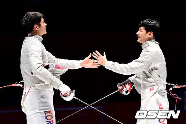 [OSEN=항저우(중국), 최규한 기자] 25일 오후 중국 항저우 전자대학 체육관에서 열린 ‘제19회 항저우 아시안게임’ 남자 사브르 결승 한국 구본길과 오상욱의 경기가 열렸다.승리한 한국 오상욱과 구본길이 인사 나누고 있다. 2023.09.25 / dreamer@osen.co.kr