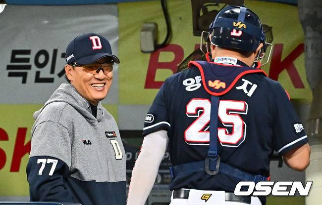 [OSEN=대구, 이석우 기자]두산 베어스 이승엽 감독이 4회말 수비를 마친 양의지를 보며 활짝 웃고 있다. 2023.09.22 / foto0307@osen.co.kr
