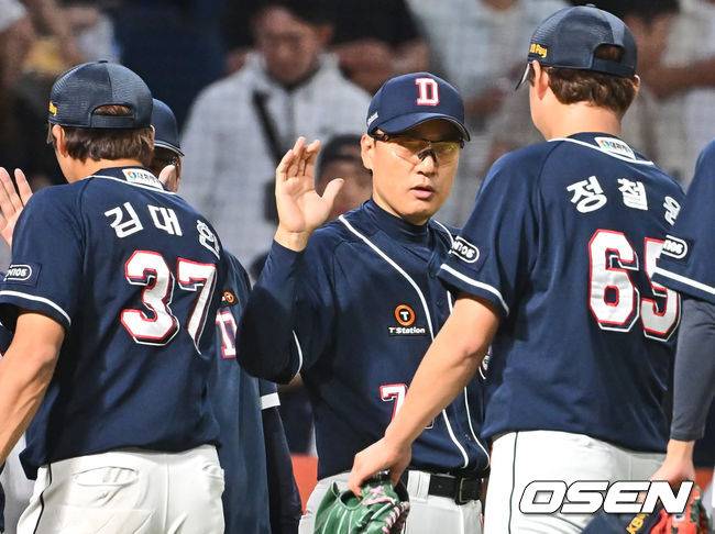 [OSEN=창원, 이석우 기자]두산 베어스 이승엽 감독이 NC 다이노스에 3-1로 승리한 후 기쁨을 나누고 있다. 2023.09.23 /