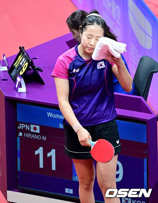 [OSEN=항저우(중국), 최규한 기자] 25일 오후 중국 항저우 궁수 캐널 스포츠파크에서 열린 ‘19회 항저우 아시안게임’ 탁구 여자 단체 준결승 한국과 일본의 경기, 한국이 세트스코어 1-3으로 일본에게 패했다.한국 신유빈이 4단식을 내주며 경기를 마친 뒤 발걸음을 옮기고 있다. 2022.09.22 / dreamer@osen.co.kr