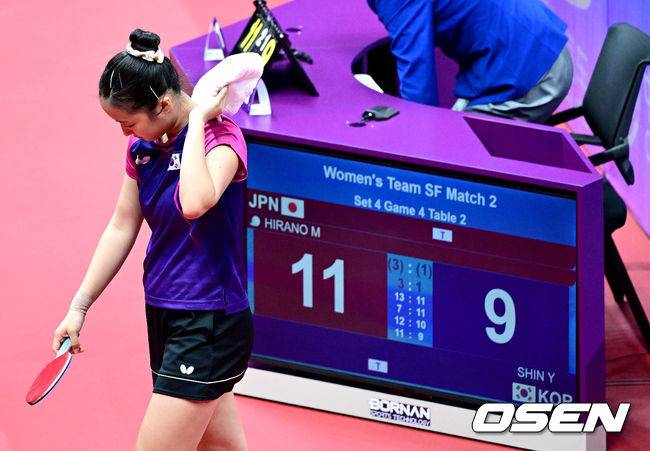 [OSEN=항저우(중국), 최규한 기자]한국 신유빈이 4단식을 내주며 경기를 마친 뒤 발걸음을 옮기고 있다. 2022.09.22 / dreamer@osen.co.kr