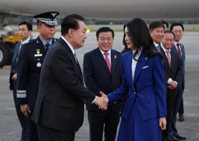 ▲제78차 유엔 총회 참석과 세계 각국 정상들과의 양자회담 일정을 소화한 윤석열 대통령이 23일 성남 서울공항에 공군 1호기편으로 귀국, 다음 국내 행사로 곧바로 출발하기 전 함께 귀국한 김건희 여사와 악수하고 있다. ⓒ연합뉴스