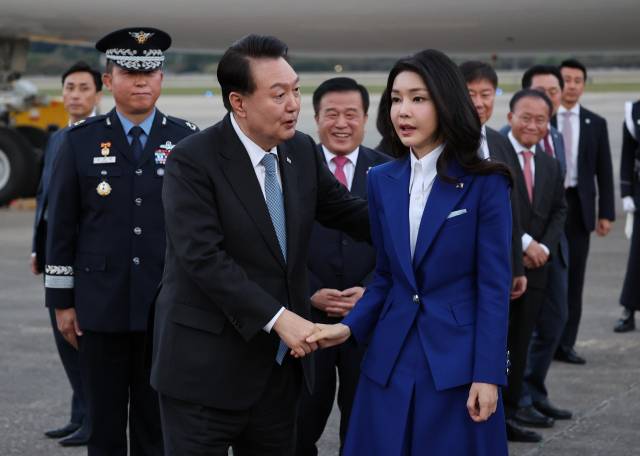 ▲제78차 유엔 총회 참석과 세계 각국 정상들과의 양자회담 일정을 소화한 윤석열 대통령이 23일 성남 서울공항에 공군 1호기편으로 귀국, 다음 국내 행사로 곧바로 출발하기 전 함께 귀국한 김건희 여사와 악수하고 있다. ⓒ연합뉴스