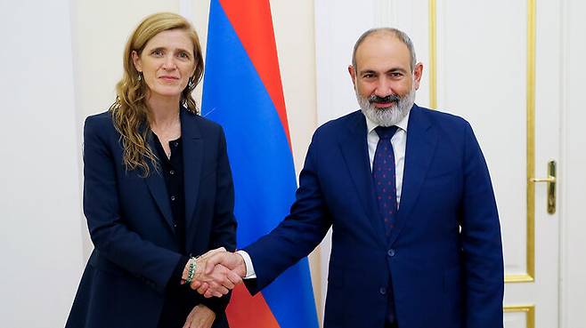 니콜 파시냔 아르메니아 총리(오른쪽)와 서맨사 파워 미국 국제개발처(USAID) 처장