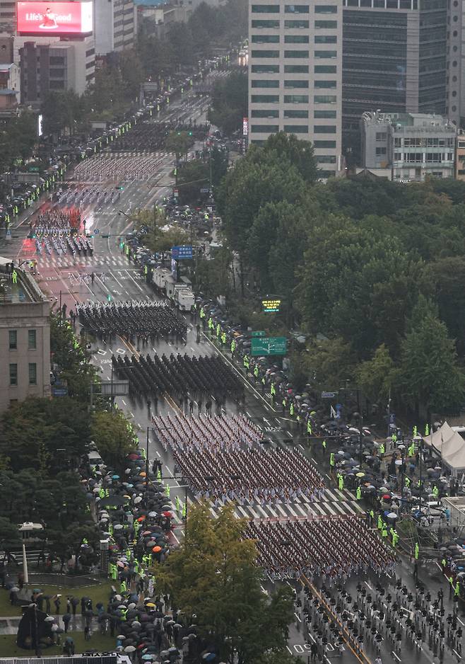 건군 75주년 국군의 날 기념행사가 26일 오후 서울 중구 세종대로 일대에서 진행되는 가운데 군장병 및 장비들이 시가행진을 벌이고 있다.    사진공동취재단