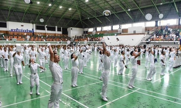 해군 부사관 후보생 임관식 - 지난달 25일 창원 진해구 해군교육사령부에서 열린 ‘해군 부사관후보생 280기 임관식’에서 임관을 자축하며 정모를 높이 던지고 있다. 뉴스1