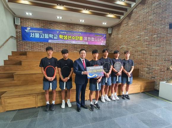 지난 25일 서울고등학교를 방문해 제104회 전국체육대회 서울시 대표로 출전하는 서울고등학교 테니스부 선수들을 격려한 고광민 의원(왼쪽에서 세 번째)