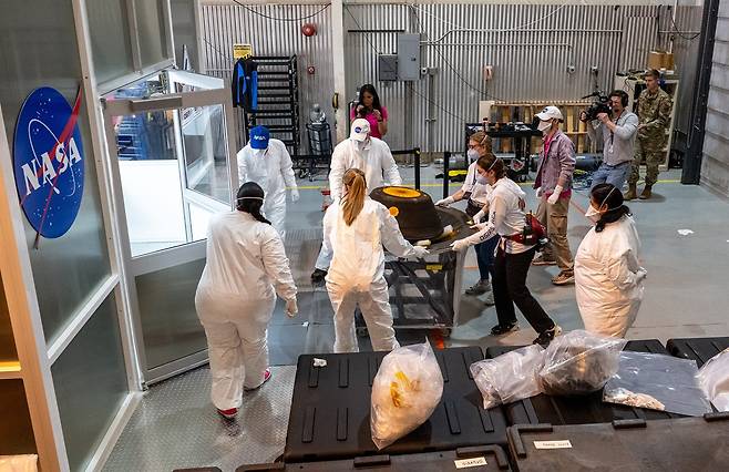 샘플 귀환 캡슐이 NASA 클린룸으로 옮겨지고 있다. NASA