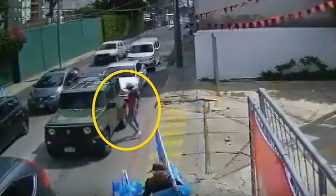 사진=장난감권총을 든 강도가 운전자를 위협하고 있다. (출처=CCTV 캡처)