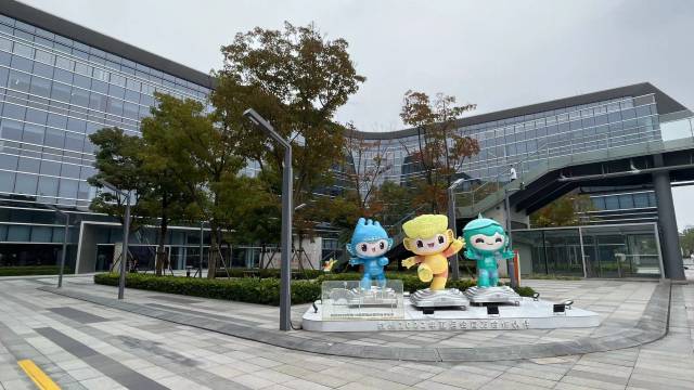 중국 항저우에 위치한 알리바바 클라우드 본사에 26일 ‘2022 항저우 아시안게임’을 기념하기 위한 공식 마스코트 충충·롄롄·천천이 설치돼 있다. 김광수특파원