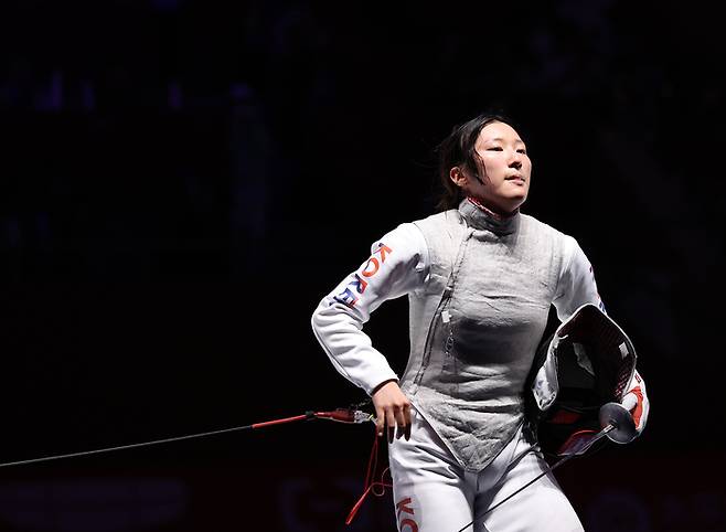 여자 펜싱 홍세나가 25일 중국 항저우 전자대학 체육관에서 열린 여자 플뢰레 준결승전에서 패한 후 아쉬워하고 있다. 연합뉴스