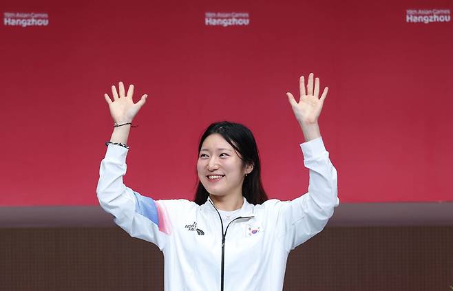 여자 펜싱 홍세나가 25일 중국 항저우 전자대학 체육관에서 열린 여자 플뢰레 개인전에서 동메달을 차지한 후 시상대 위에서 두 팔을 들어보이며 웃고 있다. 연합뉴스