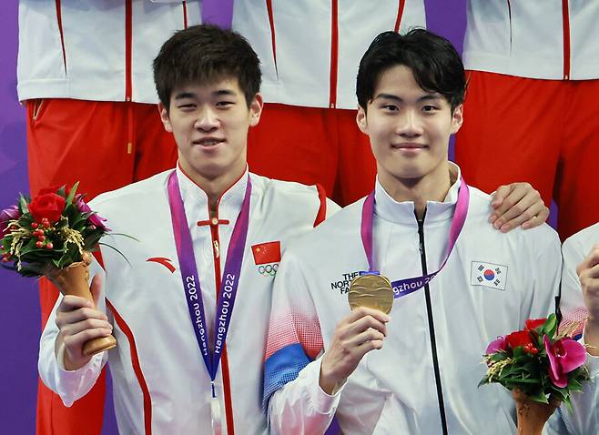 ▲ 황선우(오른쪽)와 판잔러 ⓒ연합뉴스