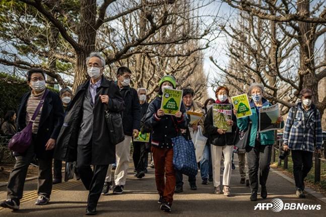 메이지 진구 가이엔 개발 계획에 반대하는 시민들이 지난 2월 항의 시위를 벌이고 있다. /AFPBBNews=뉴스1