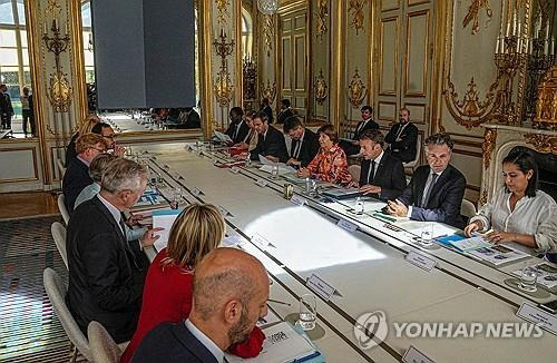 (파리 로이터=연합뉴스) 에마뉘엘 마크롱 대통령이 25일(현지시간) 국가 생태계획위원회에서 탄소 배출 감축을 위한 로드맵을 공개하고 있다.